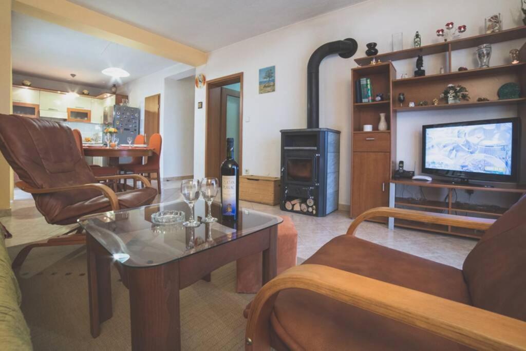 Family House Nino Appartement Kaštel Stari Buitenkant foto